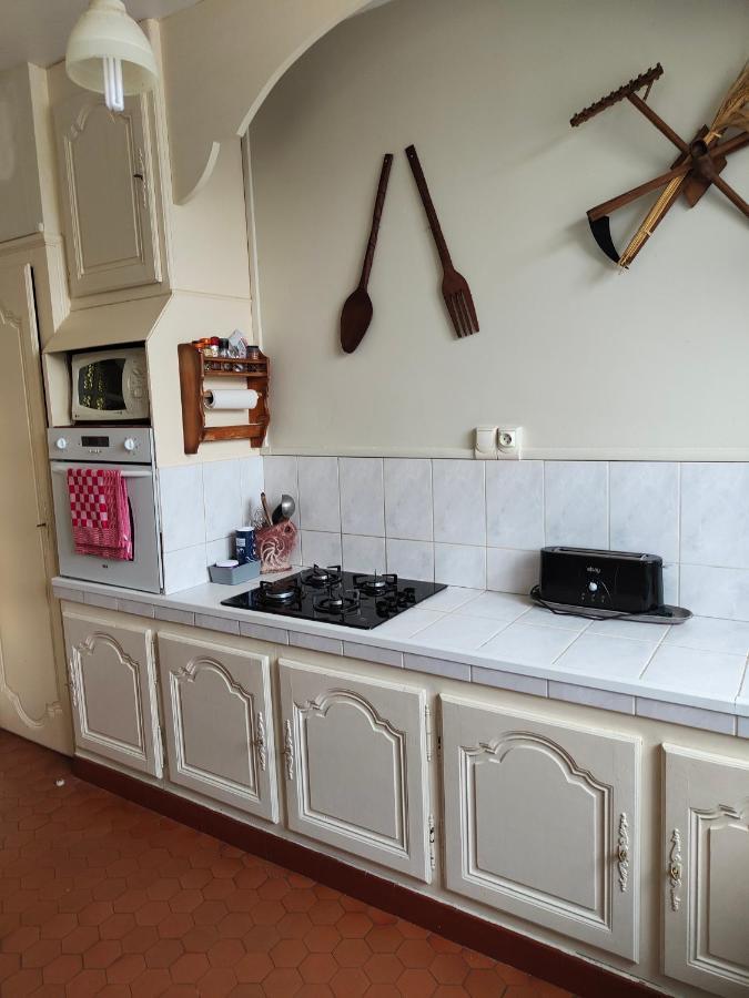Chambre grise dans une demeure du 16ème à Saumur comprenant cuisine équipée Esterno foto